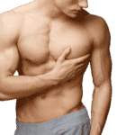 Hombre musculoso después de gynecomastia