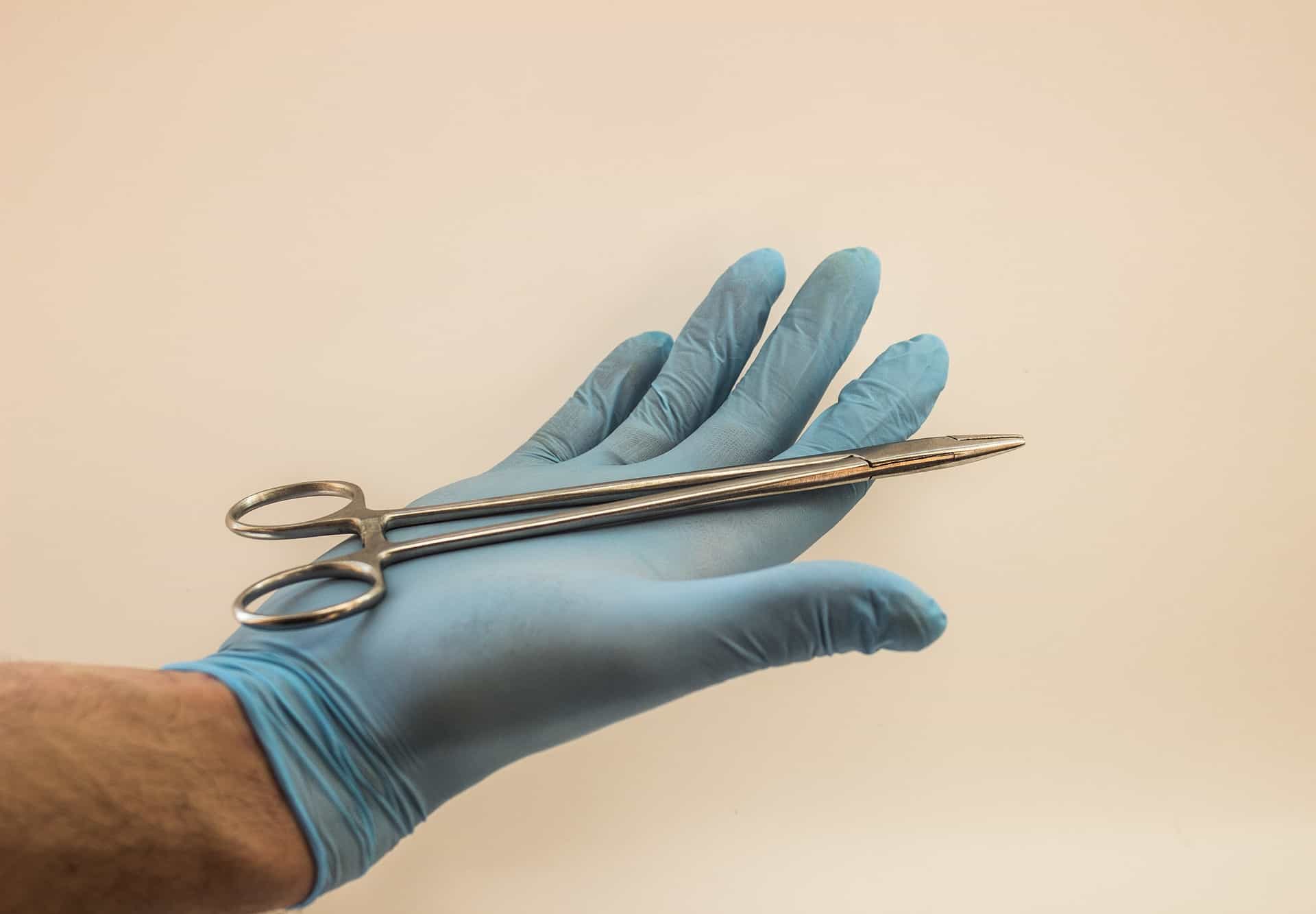 Doctor preparandose para una cirugía Tummy Tuck