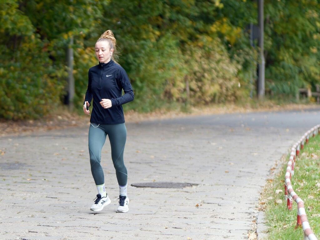 woman doing excersise 