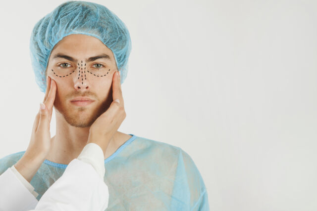 hombre-preparandose-para-la-cirugia-de-nariz
