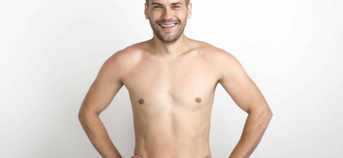 hombre-sin-camisa-feliz-posando-contra-la-pared-blanca