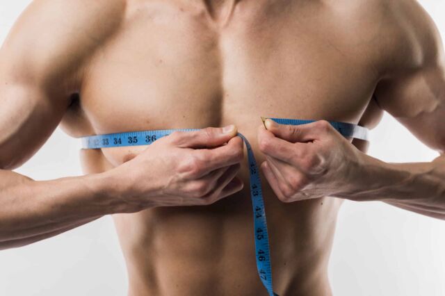 primer-plano-del-hombre-que-mide-el-pecho-musculoso