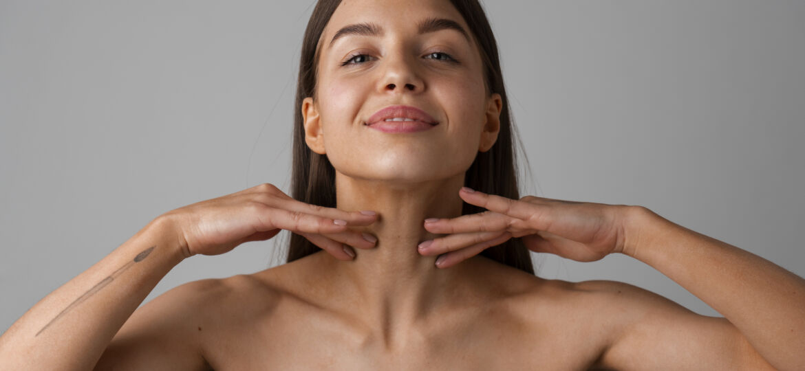 retrato-de-mujer-joven-practicando-yoga-facial-para-jovenes